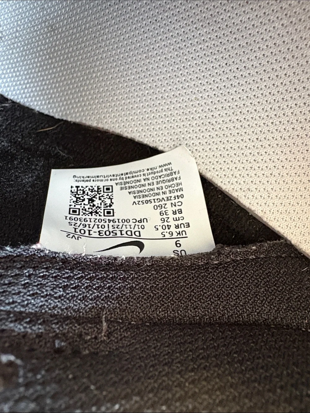Nike Black and White Low-Top Sneakers. Worn once